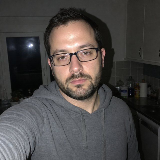 Ausgangsfoto: Handyblitz, Brille, Bart